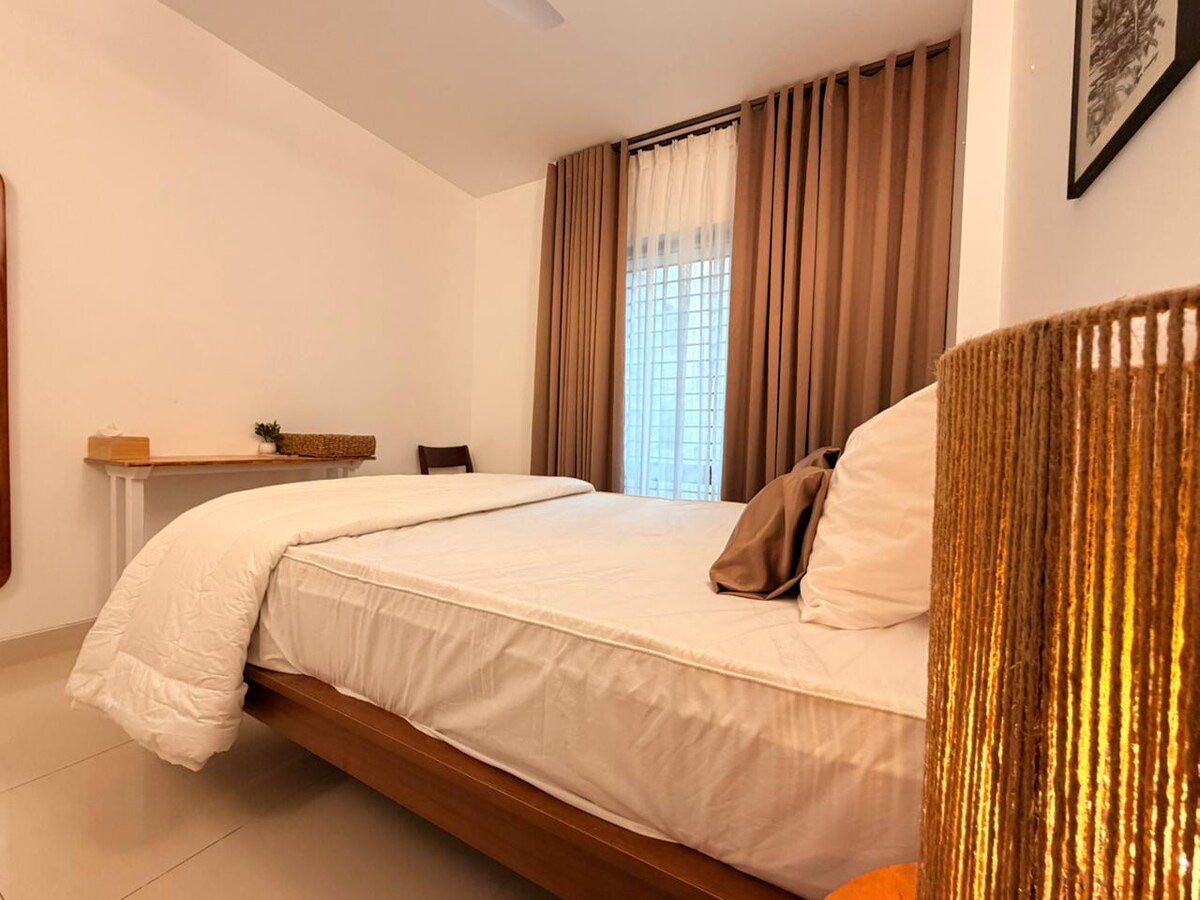 Bedroom with a jute screen Bedroom with a woven jute screen