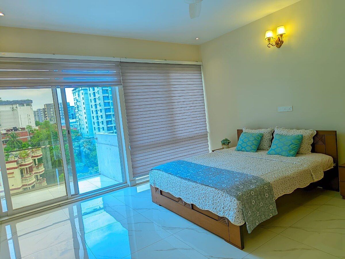 Main bedroom Bedroom with large windows and a city view