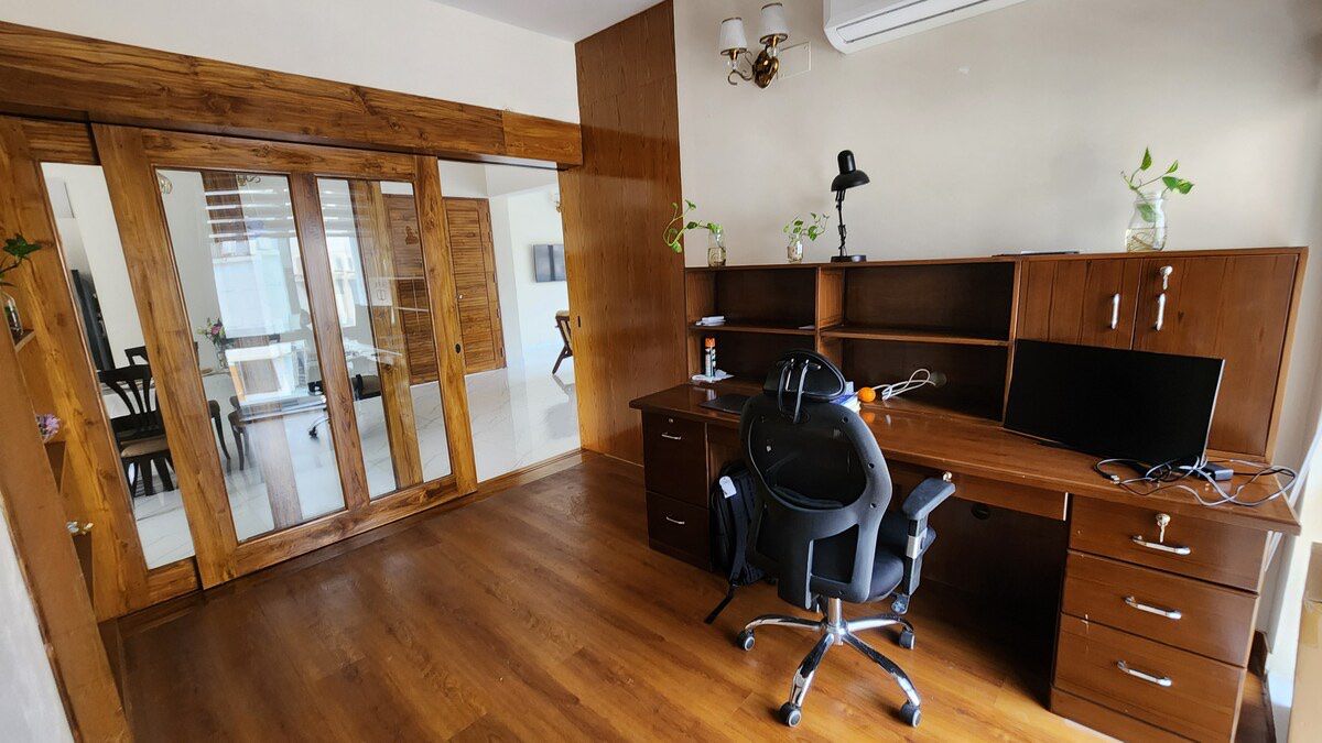 Timber study Study with timber desk and glazed doors