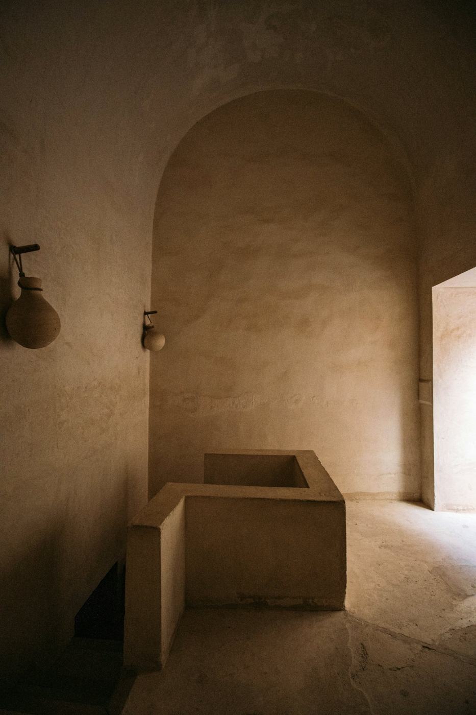 Soft beige plastered arch room
